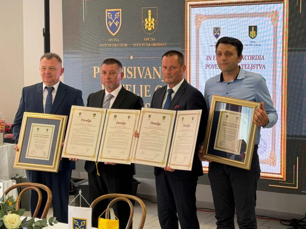 Potpisivanje Povelje prijateljstva u Svetom Petru Orehovcu, izvor fotografije: Televizija Križevci