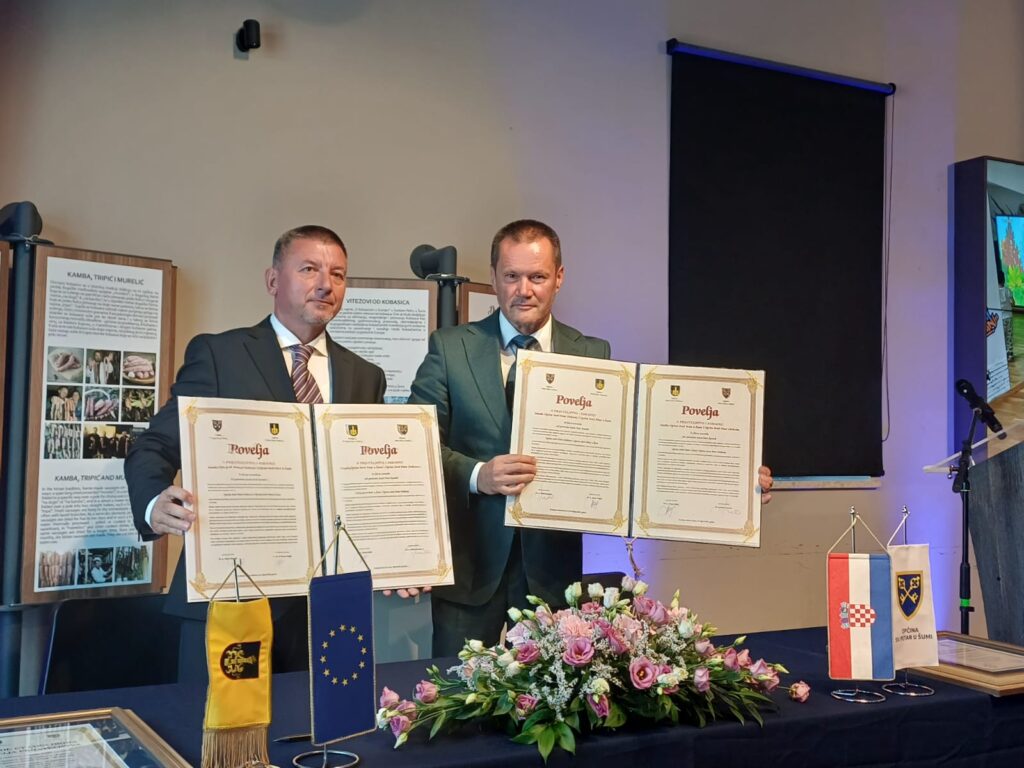 Potpisivanje Povelje prijateljstva u Svetom Petru u Šumi, izvor fotografije: arhiva Općine Sveti Petar Orehovec